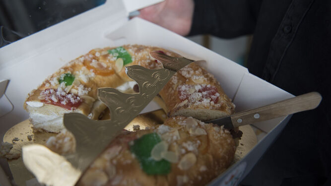 La pastelería San Rafael en Córdoba esconderá en sus roscones de Reyes cuatro anillos de oro y piedras preciosas
